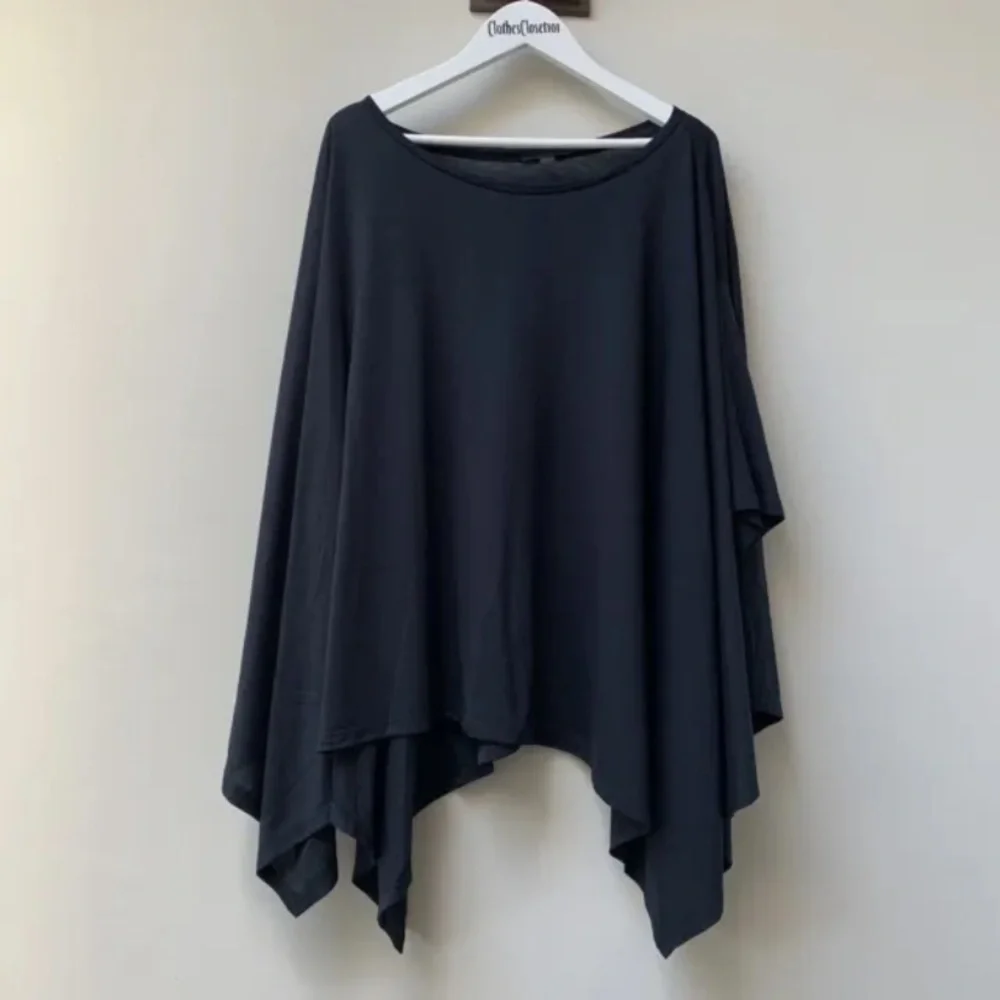 COS Black Jersey Top
Medium
Boxy / Oversized
Asymmetrical hem - Picture 1 of 11